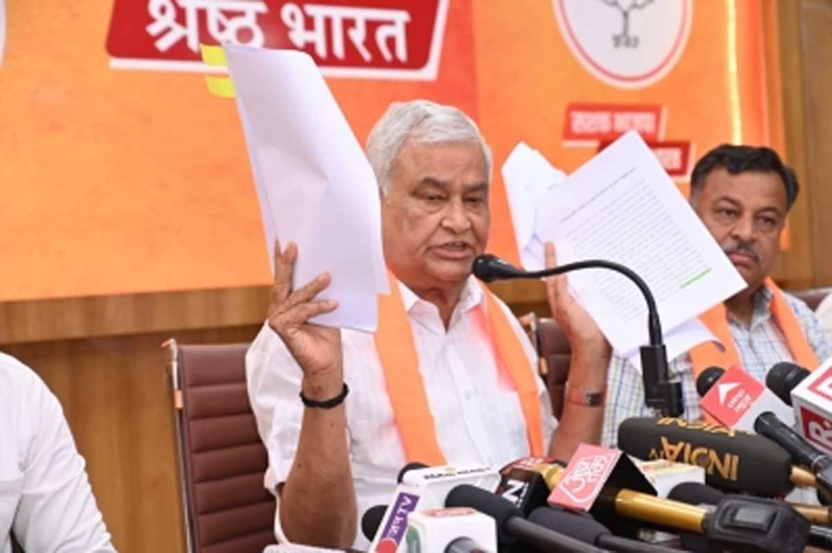 भाजपा सांसद मीणा ने वैभव गहलोत पर लगाया भ्रष्टाचार का आरोप, ईडी को सौंपे सबूत भाजपा सांसद मीणा ने वैभव गहलोत पर लगाया भ्रष्टाचार का आरोप, ईडी को सौंपे सबूत